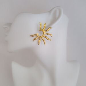 Fun Sunburst Goldtone  Earrings New!
